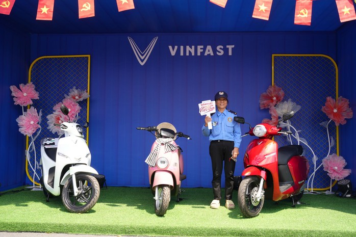 VinFast “phủ xanh” các khu công nghiệp bằng chuỗi hoạt động trải nghiệm xe máy điện siêu hấp dẫn- Ảnh 3. VinFast “phủ xanh” các khu công nghiệp bằng chuỗi hoạt động trải nghiệm xe máy điện siêu hấp dẫn- Ảnh 3.