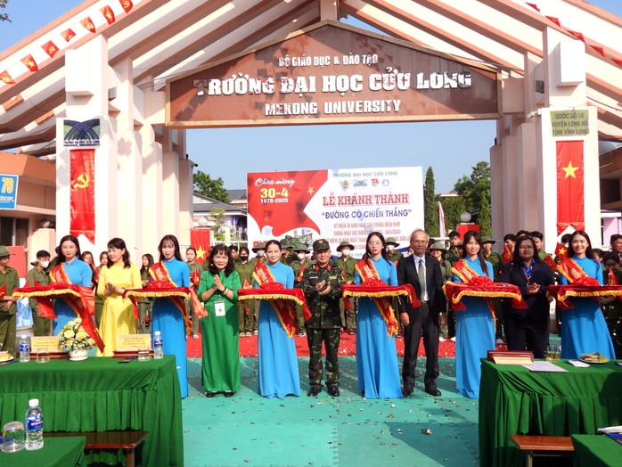 Trường đại học đầu tiên ở ĐBSCL có “Đường cờ chiến thắng” dịp lễ 30-4- Ảnh 4. Trường đại học đầu tiên ở ĐBSCL có “Đường cờ chiến thắng” dịp lễ 30-4- Ảnh 4.