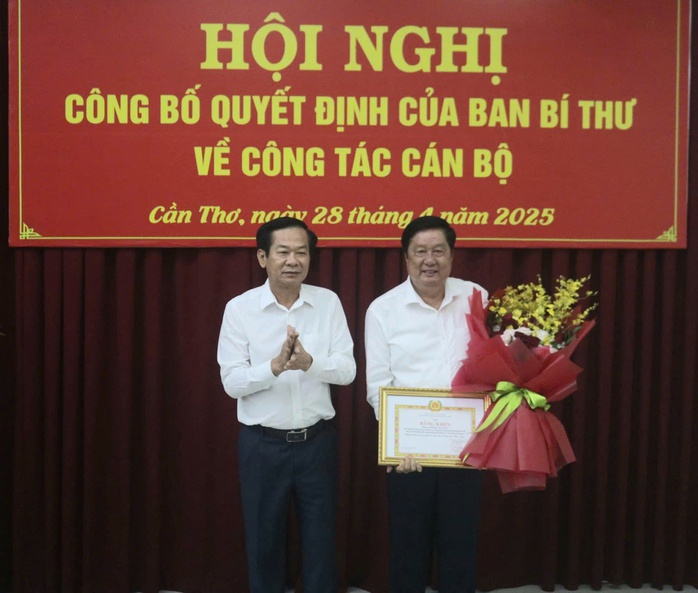 Phát biểu xúc động của Chủ tịch HĐND TP Cần Thơ khi nhận quyết định nghỉ hưu- Ảnh 1. Phát biểu xúc động của Chủ tịch HĐND TP Cần Thơ khi nhận quyết định nghỉ hưu- Ảnh 1.