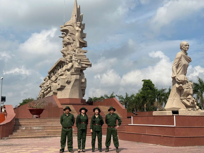 Chương trình Văn nghệ đặc biệt tri ân cựu chiến binh tại Đức Hòa, dấu ấn đẹp của ca sĩ Bích Thủy - Ảnh 7.