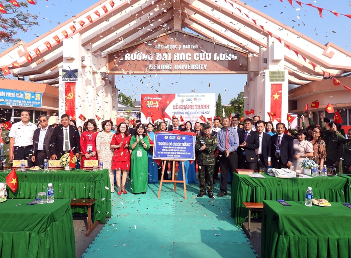 Trường đại học đầu tiên ở ĐBSCL có “Đường cờ chiến thắng” dịp lễ 30-4- Ảnh 5. Trường đại học đầu tiên ở ĐBSCL có “Đường cờ chiến thắng” dịp lễ 30-4- Ảnh 5.