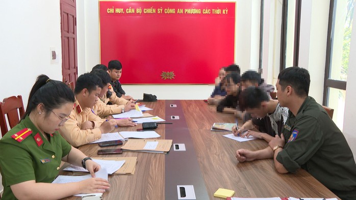 Xử phạt hàng chục "quái xế" phóng nhanh, vượt ẩu, "đầu trần" dạo phố - Ảnh 2.