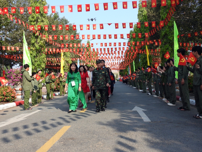 Trường đại học đầu tiên ở ĐBSCL có “Đường cờ chiến thắng” dịp lễ 30-4- Ảnh 6. Trường đại học đầu tiên ở ĐBSCL có “Đường cờ chiến thắng” dịp lễ 30-4- Ảnh 6.