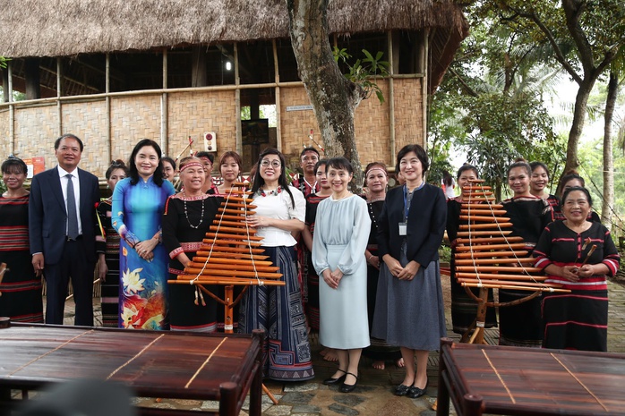 Tặng Phu nhân Thủ tướng Nhật Bản chiếu khăn Piêu - Ảnh 15.