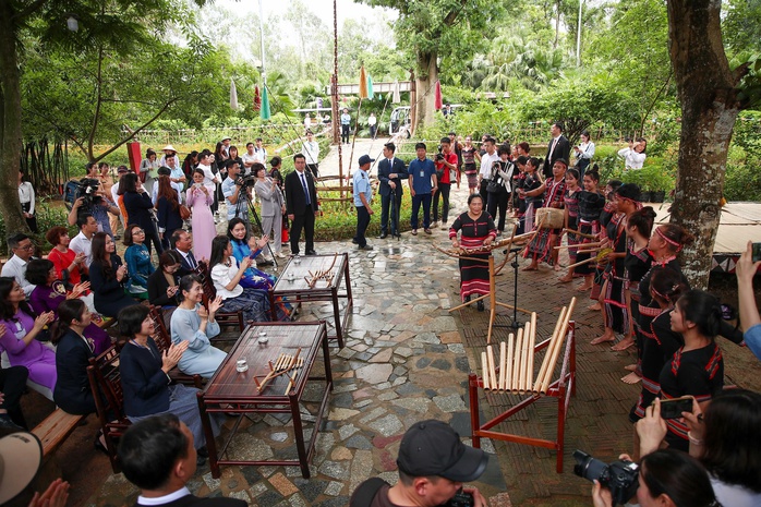Tặng Phu nhân Thủ tướng Nhật Bản chiếu khăn Piêu - Ảnh 11.
