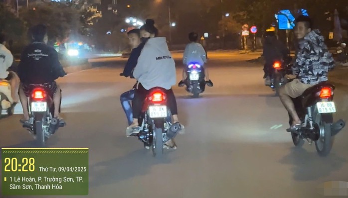 Xử phạt hàng chục "quái xế" phóng nhanh, vượt ẩu, "đầu trần" dạo phố - Ảnh 1.