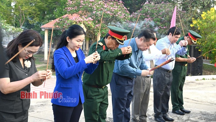 Dâng hương tưởng niệm tại Tượng đài Chiến thắng chốt chặn Tàu Ô- Ảnh 1. Dâng hương tưởng niệm tại Tượng đài Chiến thắng chốt chặn Tàu Ô- Ảnh 1.