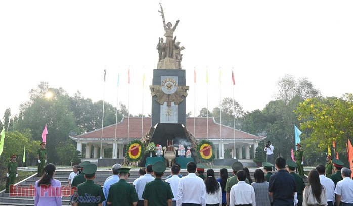 Dâng hương tưởng niệm tại Tượng đài Chiến thắng chốt chặn Tàu Ô- Ảnh 2. Dâng hương tưởng niệm tại Tượng đài Chiến thắng chốt chặn Tàu Ô- Ảnh 2.