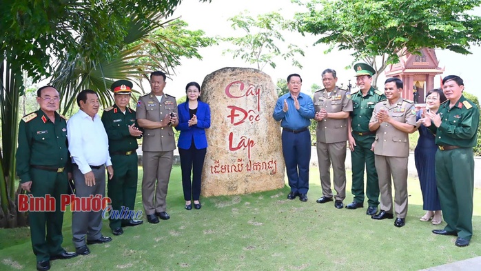 Dâng hương tưởng niệm tại Tượng đài Chiến thắng chốt chặn Tàu Ô- Ảnh 3. Dâng hương tưởng niệm tại Tượng đài Chiến thắng chốt chặn Tàu Ô- Ảnh 3.