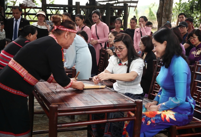 Tặng Phu nhân Thủ tướng Nhật Bản chiếu khăn Piêu - Ảnh 13.