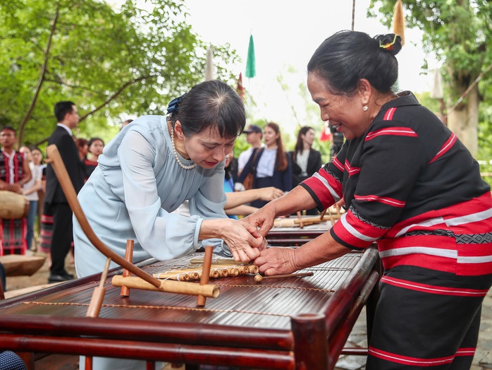 Tặng Phu nhân Thủ tướng Nhật Bản chiếu khăn Piêu - Ảnh 14.