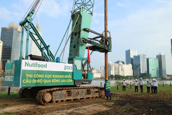 Cầu đi bộ Sài Gòn: Mũi khoan đầu tiên đã hạ xuống Thủ Thiêm- Ảnh 1. Cầu đi bộ Sài Gòn: Mũi khoan đầu tiên đã hạ xuống Thủ Thiêm- Ảnh 1.
