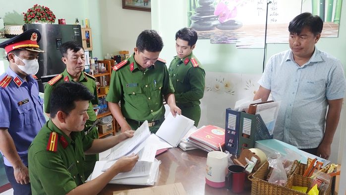 Bắt tạm giam, khám xét nơi ở và nơi làm việc của 2 bị can tại An Giang- Ảnh 4. Bắt tạm giam, khám xét nơi ở và nơi làm việc của 2 bị can tại An Giang- Ảnh 4.