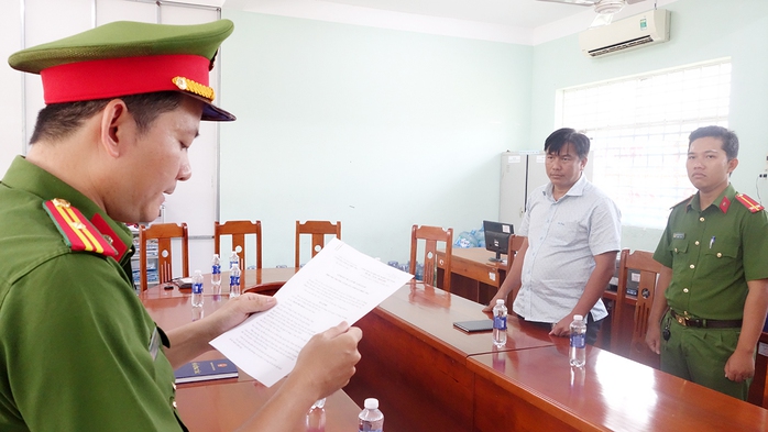 Bắt tạm giam, khám xét nơi ở và nơi làm việc của 2 bị can tại An Giang- Ảnh 1. Bắt tạm giam, khám xét nơi ở và nơi làm việc của 2 bị can tại An Giang- Ảnh 1.