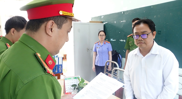 Bắt tạm giam, khám xét nơi ở và nơi làm việc của 2 bị can tại An Giang- Ảnh 2. Bắt tạm giam, khám xét nơi ở và nơi làm việc của 2 bị can tại An Giang- Ảnh 2.