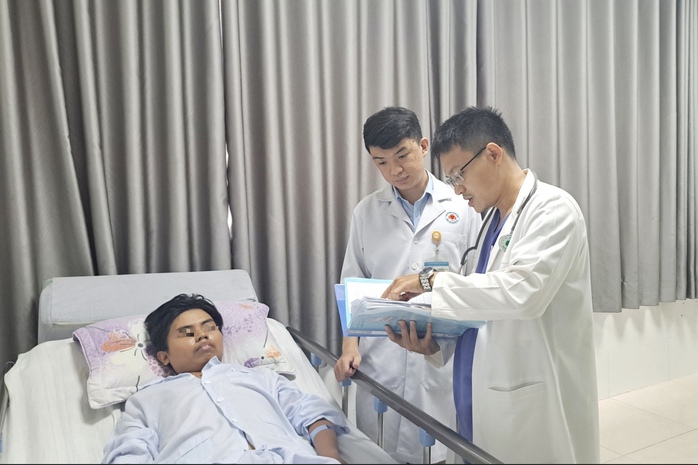 Sau chuyến dã ngoại leo núi, nam sinh phù nề tay chân, suy đa tạng- Ảnh 1. Sau chuyến dã ngoại leo núi, nam sinh phù nề tay chân, suy đa tạng- Ảnh 1.