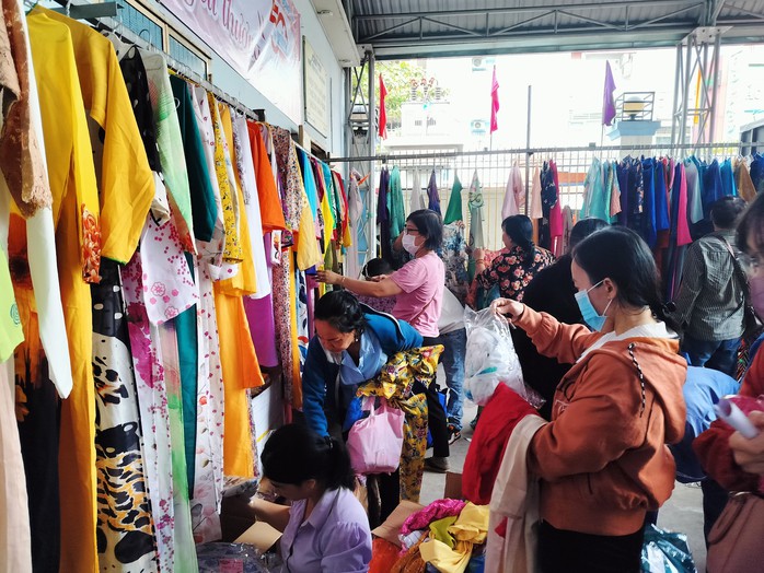 Công nhân háo hức "săn" hàng giảm giá, hàng "0 đồng" - Ảnh 2.