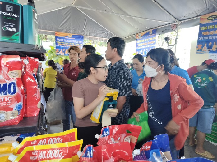 Công nhân háo hức "săn" hàng giảm giá, hàng "0 đồng" - Ảnh 3.