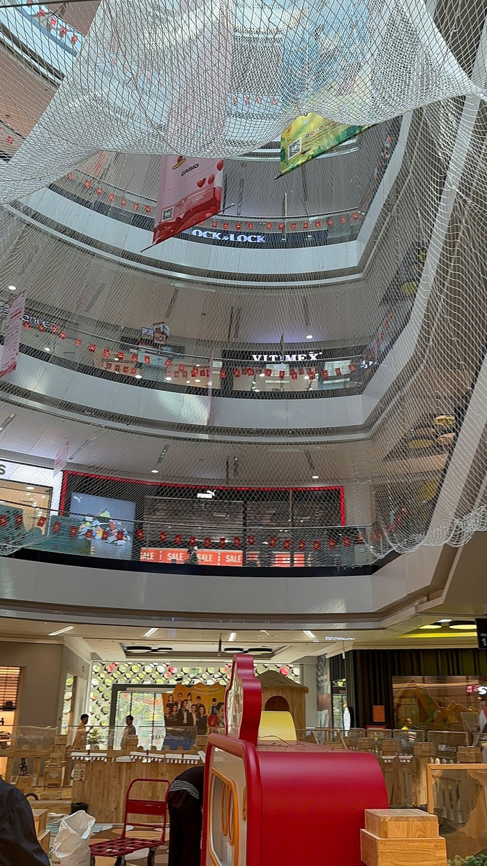 Vạn Hạnh Mall bắt đầu rào lưới khu vực khoảng không thông tầng, bảo đảm an toàn cho khách hàng- Ảnh 1. Vạn Hạnh Mall bắt đầu rào lưới khu vực khoảng không thông tầng, bảo đảm an toàn cho khách hàng- Ảnh 1.