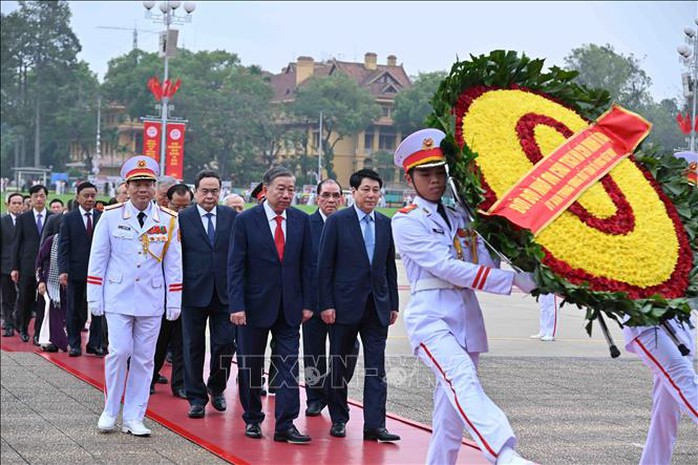 Lãnh đạo Đảng, Nhà nước vào Lăng viếng Chủ tịch Hồ Chí Minh - Ảnh 1.