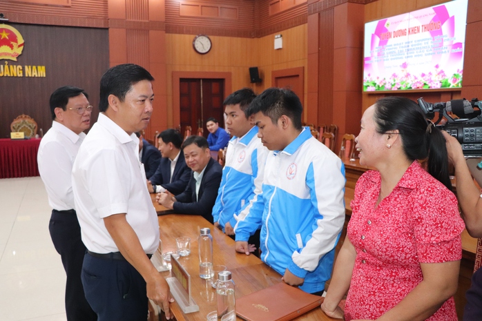 Bí thư, Chủ tịch Quảng Nam dự thưởng "nóng" 300 triệu cho 2 anh em sinh đôi - Ảnh 1.