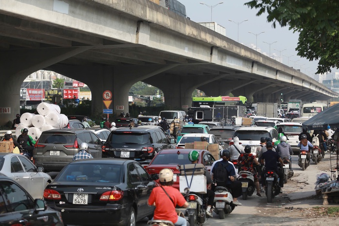 Người dân đổ về quê, nhiều tuyến đường cửa ngõ Hà Nội ùn tắc- Ảnh 5. Người dân đổ về quê, nhiều tuyến đường cửa ngõ Hà Nội ùn tắc- Ảnh 5.