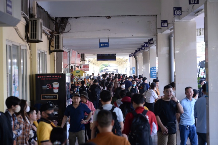 Người dân đổ về quê, nhiều tuyến đường cửa ngõ Hà Nội ùn tắc- Ảnh 9. Người dân đổ về quê, nhiều tuyến đường cửa ngõ Hà Nội ùn tắc- Ảnh 9.