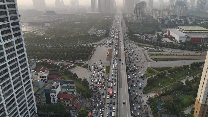 Người dân đổ về quê, nhiều tuyến đường cửa ngõ Hà Nội ùn tắc- Ảnh 2. Người dân đổ về quê, nhiều tuyến đường cửa ngõ Hà Nội ùn tắc- Ảnh 2.