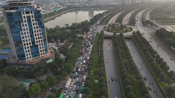 Người dân đổ về quê, nhiều tuyến đường cửa ngõ Hà Nội ùn tắc- Ảnh 3. Người dân đổ về quê, nhiều tuyến đường cửa ngõ Hà Nội ùn tắc- Ảnh 3.