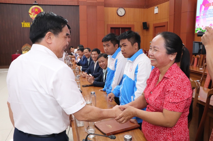 Bí thư, Chủ tịch Quảng Nam dự thưởng "nóng" 300 triệu cho 2 anh em sinh đôi - Ảnh 2.