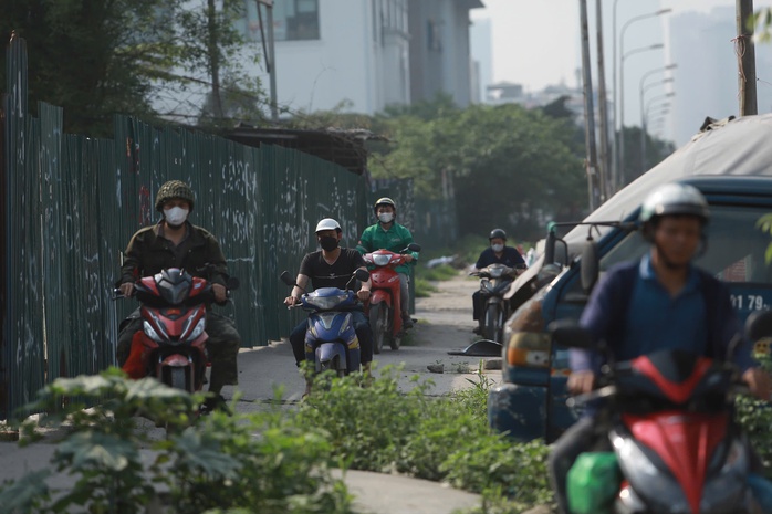 Người dân đổ về quê, nhiều tuyến đường cửa ngõ Hà Nội ùn tắc- Ảnh 7. Người dân đổ về quê, nhiều tuyến đường cửa ngõ Hà Nội ùn tắc- Ảnh 7.