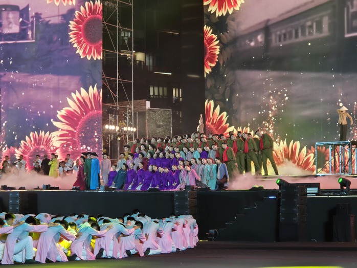 Hòa Minzy, anh trai, anh tài… hội ngộ tại "Mùa xuân thống nhất" - Ảnh 7.