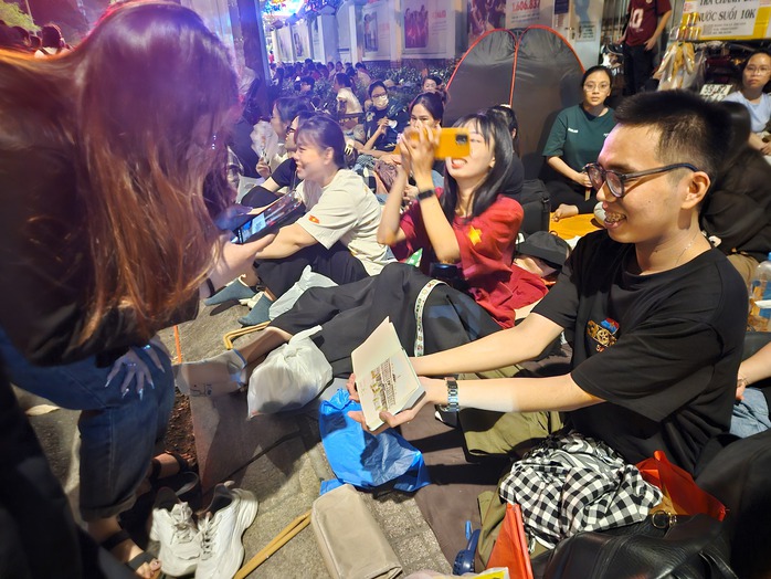 Những bạn trẻ ngồi từ trưa tới rạng sáng chờ xem diễu binh, diễu hành ngày 30-4- Ảnh 5. Những bạn trẻ ngồi từ trưa tới rạng sáng chờ xem diễu binh, diễu hành ngày 30-4- Ảnh 5.