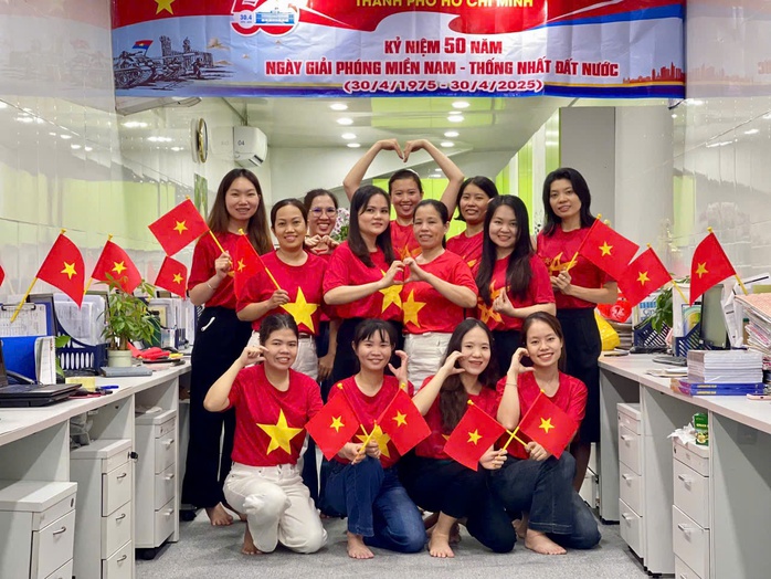 Giám đốc cùng công nhân hát vang "Như có Bác Hồ trong ngày vui đại thắng"- Ảnh 1. Giám đốc cùng công nhân hát vang "Như có Bác Hồ trong ngày vui đại thắng"- Ảnh 1.
