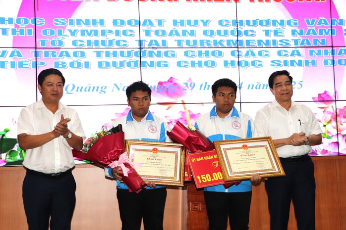 Bí thư, Chủ tịch Quảng Nam dự thưởng "nóng" 300 triệu cho 2 anh em sinh đôi - Ảnh 3.