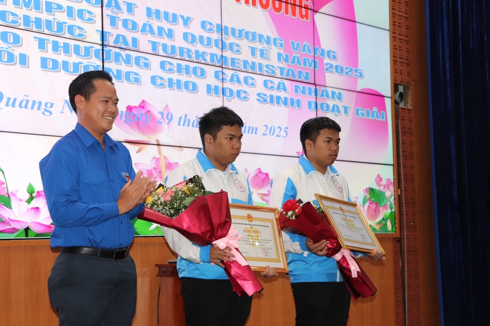 Bí thư, Chủ tịch Quảng Nam dự thưởng "nóng" 300 triệu cho 2 anh em sinh đôi - Ảnh 5.