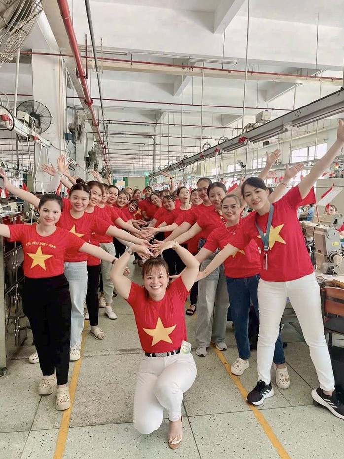 Giám đốc cùng công nhân hát vang "Như có Bác Hồ trong ngày vui đại thắng"- Ảnh 7. Giám đốc cùng công nhân hát vang "Như có Bác Hồ trong ngày vui đại thắng"- Ảnh 7.
