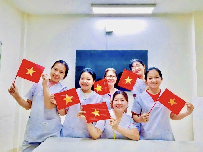 Giám đốc cùng công nhân hát vang "Như có Bác Hồ trong ngày vui đại thắng"- Ảnh 6. Giám đốc cùng công nhân hát vang "Như có Bác Hồ trong ngày vui đại thắng"- Ảnh 6.