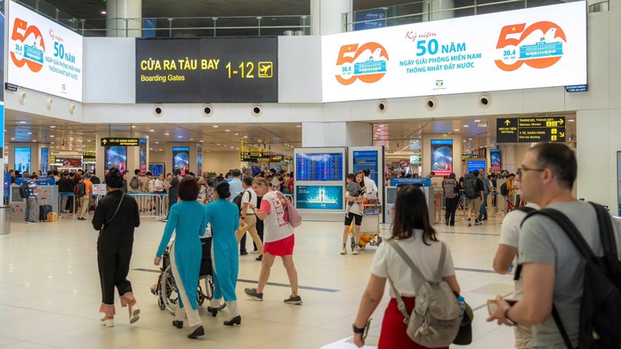 Nội Bài bước vào ngày cao điểm nhất kỳ nghỉ lễ 30-4, 1-5 - Ảnh 1.