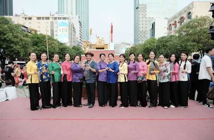 "Vũ hội khăn rằn" - Bản hùng ca tuyệt đẹp chào mừng 50 năm thống nhất đất nước- Ảnh 2. "Vũ hội khăn rằn" - Bản hùng ca tuyệt đẹp chào mừng 50 năm thống nhất đất nước- Ảnh 2.