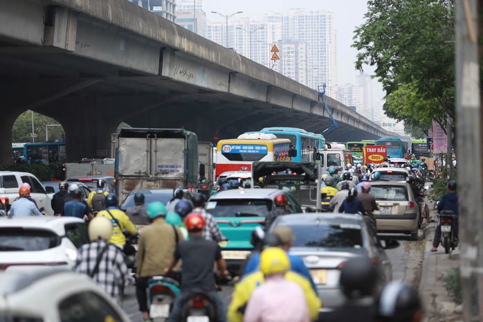 Người dân đổ về quê, nhiều tuyến đường cửa ngõ Hà Nội ùn tắc- Ảnh 6. Người dân đổ về quê, nhiều tuyến đường cửa ngõ Hà Nội ùn tắc- Ảnh 6.