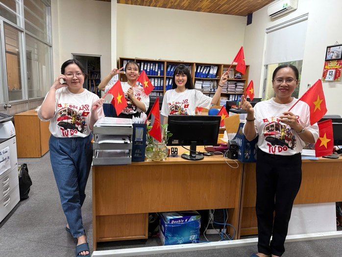 Giám đốc cùng công nhân hát vang "Như có Bác Hồ trong ngày vui đại thắng"- Ảnh 8. Giám đốc cùng công nhân hát vang "Như có Bác Hồ trong ngày vui đại thắng"- Ảnh 8.