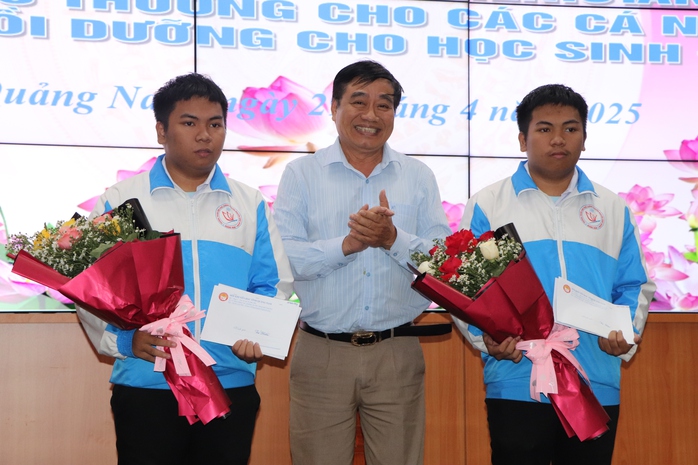 Bí thư, Chủ tịch Quảng Nam dự thưởng "nóng" 300 triệu cho 2 anh em sinh đôi - Ảnh 7.