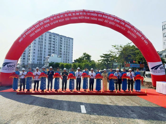 Hơn 4 km đường ven kênh Tham Lương chính thức thông xe kỹ thuật- Ảnh 1. Hơn 4 km đường ven kênh Tham Lương chính thức thông xe kỹ thuật- Ảnh 1.