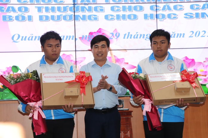 Bí thư, Chủ tịch Quảng Nam dự thưởng "nóng" 300 triệu cho 2 anh em sinh đôi - Ảnh 6.