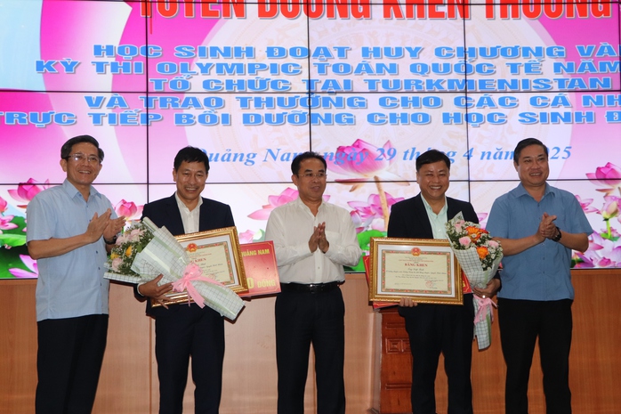 Bí thư, Chủ tịch Quảng Nam dự thưởng "nóng" 300 triệu cho 2 anh em sinh đôi - Ảnh 8.