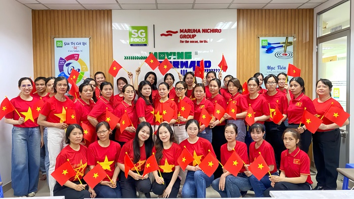 Giám đốc cùng công nhân hát vang "Như có Bác Hồ trong ngày vui đại thắng"- Ảnh 3. Giám đốc cùng công nhân hát vang "Như có Bác Hồ trong ngày vui đại thắng"- Ảnh 3.