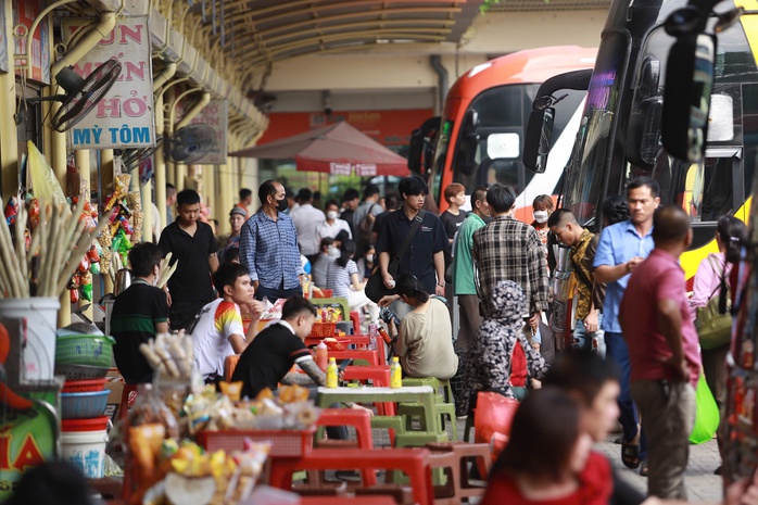 Người dân đổ về quê, nhiều tuyến đường cửa ngõ Hà Nội ùn tắc- Ảnh 10. Người dân đổ về quê, nhiều tuyến đường cửa ngõ Hà Nội ùn tắc- Ảnh 10.