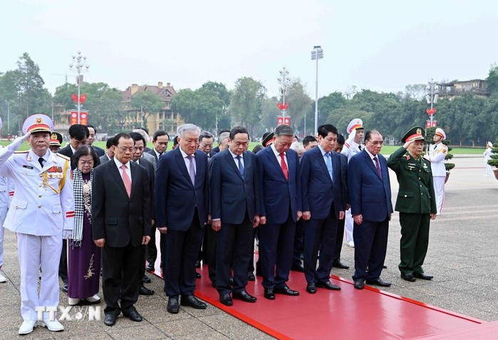 Lãnh đạo Đảng, Nhà nước vào Lăng viếng Chủ tịch Hồ Chí Minh - Ảnh 2.