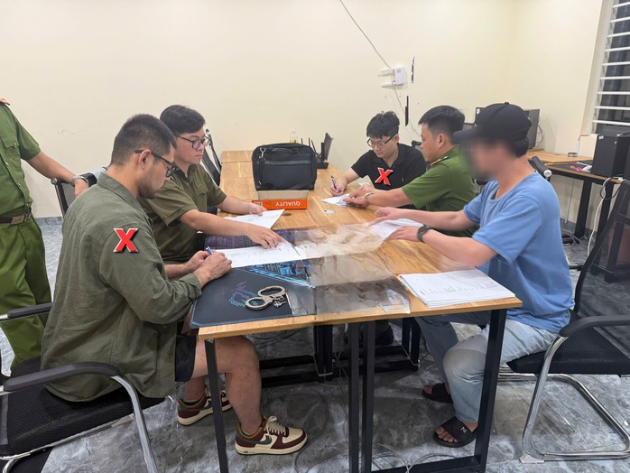 Công an TP HCM đồng loạt khám xét 6 địa điểm, bắt giữ 31 người- Ảnh 2. Công an TP HCM đồng loạt khám xét 6 địa điểm, bắt giữ 31 người- Ảnh 2.